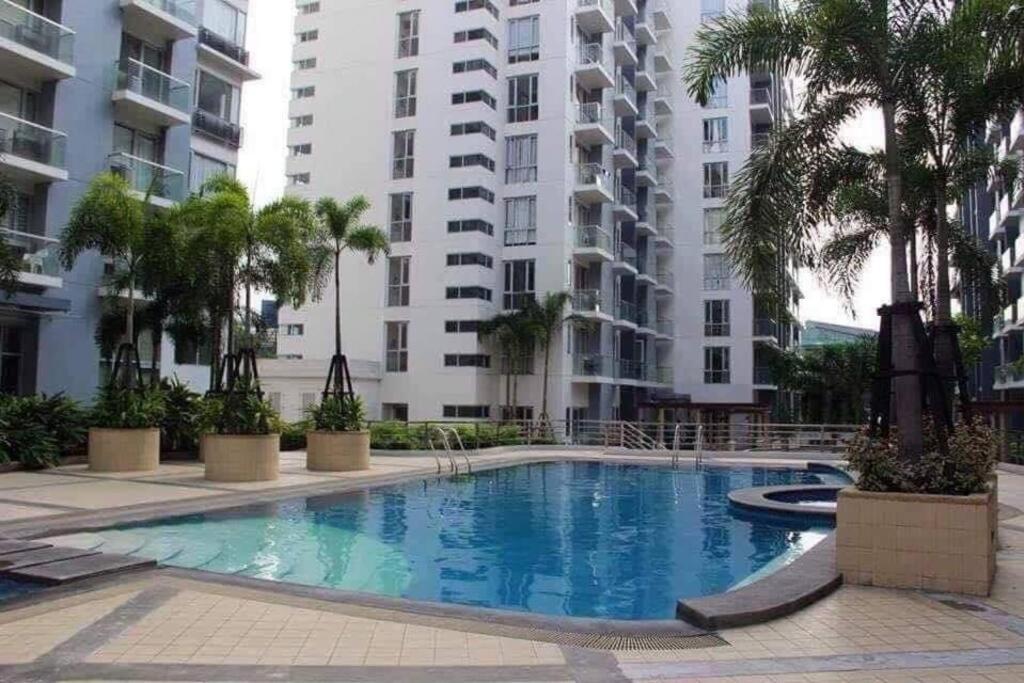 One Palm Tree Near Naia Airport . Apartment